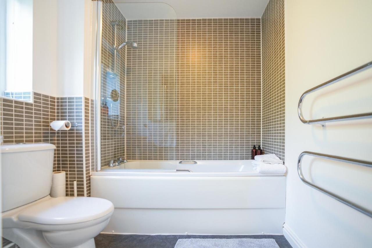 Stylish Apartment With Private Parking Cardiff Exteriör bild